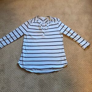 Orvis Striped shirt. Navy and light blue color. Size medium. Good condition.